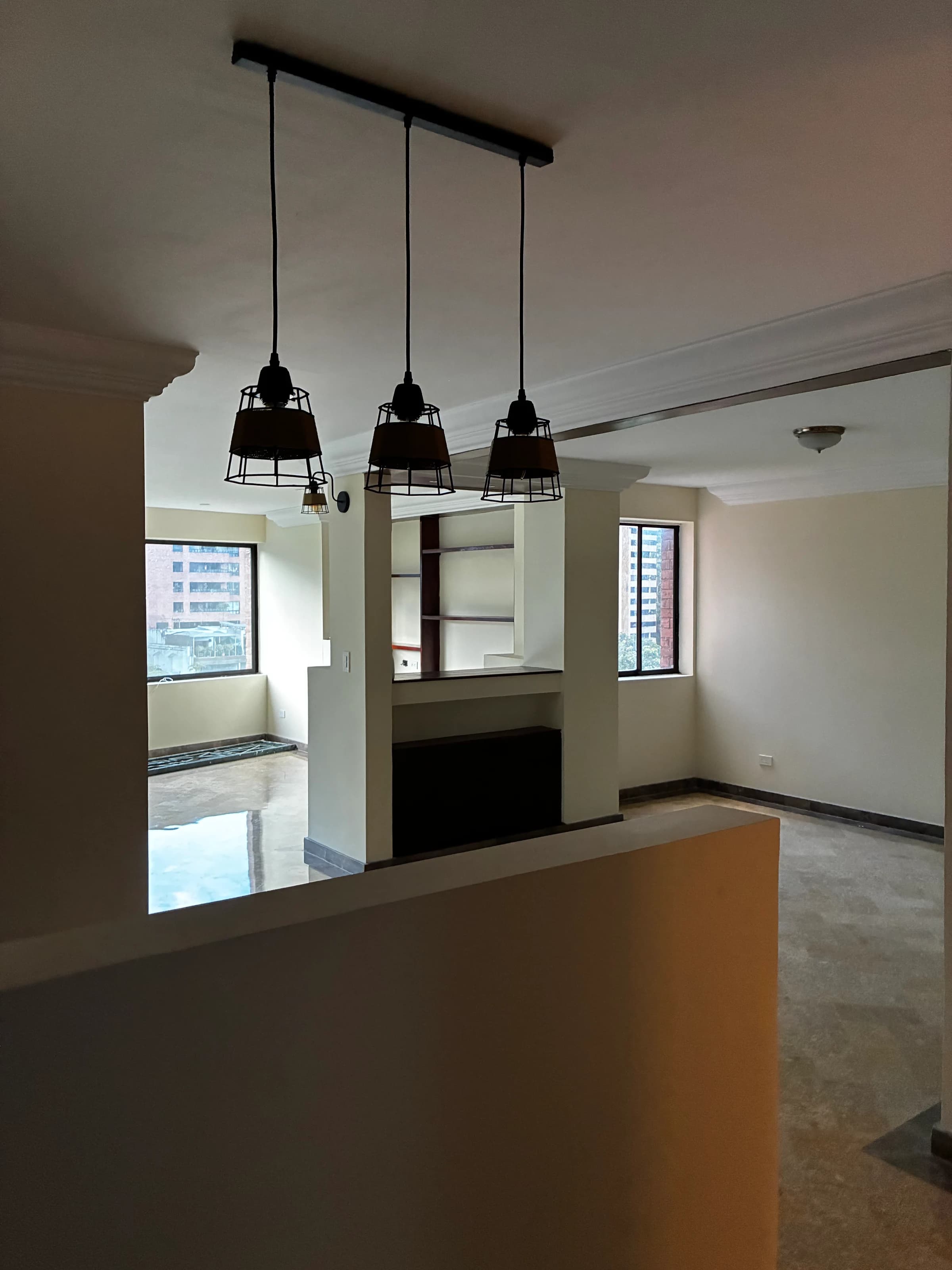 Sala principal con iluminación por zonas y vista al río